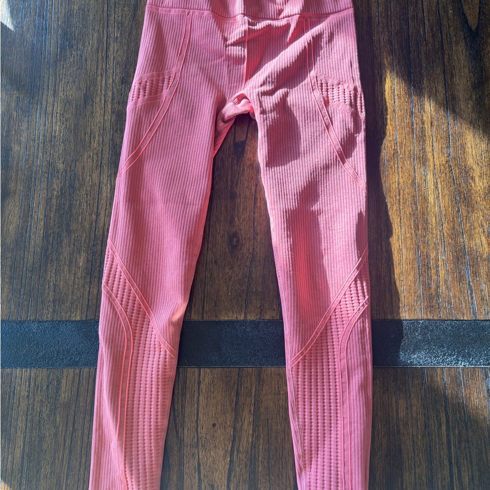 Seamless High-Waisted Compressive Legging - Picture 2 of 4